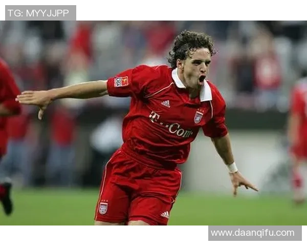 红衣足球明星的身份揭秘及其精彩瞬间图片欣赏